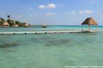 Ponton und Hütten in der Nähe einer Cenote, Laguna Bacalar, Mexiko.