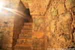 Rai Sonne in den Eingeweiden der Tempel der Schädel, Palenque, Mexiko.