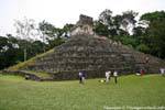 Am Fuße der Pyramide Tempel des Kreuzes, Palenque, Mexiko.