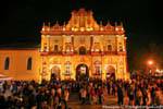 Drängen sich in der Nacht vor der Kathedrale, San Cristobal de las Casas, Mexiko.