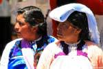 Weißen Schal auf dem Kopf, Traditionelle kleidung, Friedensplatz in San Cristobal de Las Casas, Mexiko.