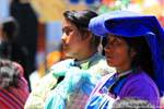 Ein Tzotzil und blauer Wolle rebozo Platz vor der Kathedrale, San Cristobal de las Casas, Mexiko.
