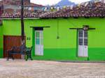 Eisen-Bank vor dem Gewächshaus, Plazuela del Cerrillo San Cristobal de las Casas, Mexiko.