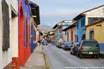 Eine typische Straße in San Cristobal de las Casas, Mexiko.