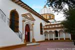Seitenkapelle und die Kuppel der Kirche von Guadalupe, San Cristobal de las Casas, Mexiko.