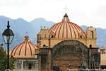 Die Kuppeln der Kirche von La Caridad, San Cristobal de las Casas, Mexiko.