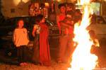 Familie vor dem Feuer, Osternacht in San Cristobal de Las Casas, Mexiko.