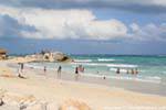 Badende am Strand von Tulum, Mexiko.