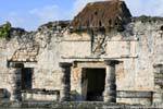 Spalten und Strohdach der Struktur XXV, Tulum, Mexiko.