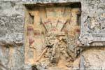 Farbe bleibt in den hohlen Skulptur, Templo de las Pinturas, Tulum, Mexiko.