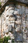 Skulptur auf der Basis der Großen Pyramide, Uxmal, Mexiko.