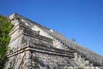 Höhenunterschied Stufen der großen Treppe, große Pyramide, Uxmal, Mexiko.
