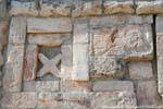 Konzentrieren Sie sich auf die Skulptur eines Papageien, Große Pyramide, Uxmal, Mexiko.