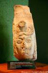 Schlange, deren Kiefer wachsen auf einem menschlichen Gesicht, Skulptur der Königin von Uxmal, Mexiko.