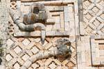 Schlange auf der Vorderseite des Nonnenkloster-Viereck, Uxmal, Mexiko.