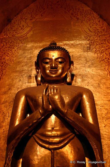 Kassapa Buddha mit Frontpunkt Holzschnitzerei, Ananda, Bagan - Myanmar (Birma)