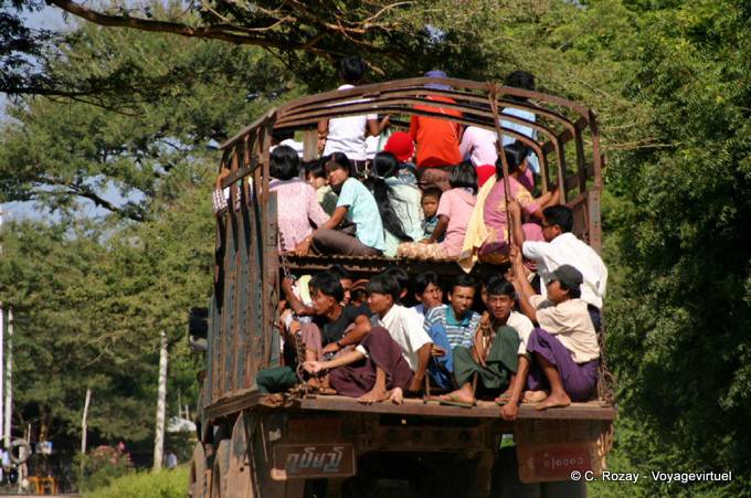 Ein überladener LKW, Transit, Bagan - Myanmar (Birma)