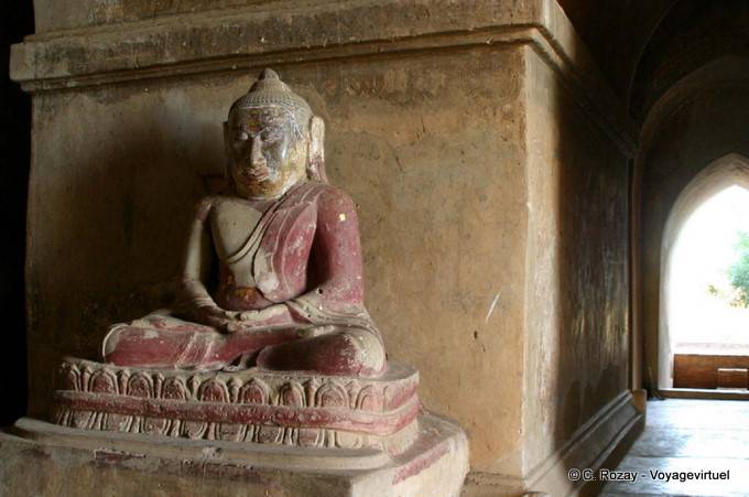 Buddha im Lotussitz im Tempel Dhammayan Gyi, Bagan - Myanmar (Birma)