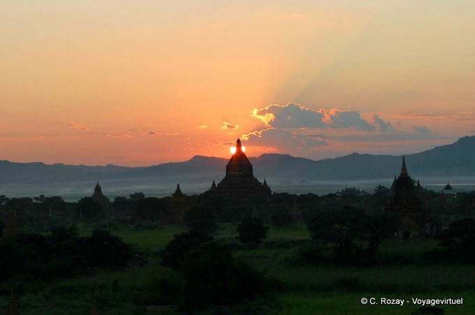 Ein Sonnenuntergang hinter einer Stupa, Bagan - Myanmar (Birma)