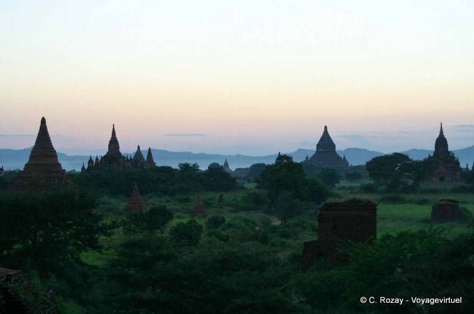 Dämmerungsfarben auf Stupas Alte Bagan, Bagan - Myanmar (Birma)