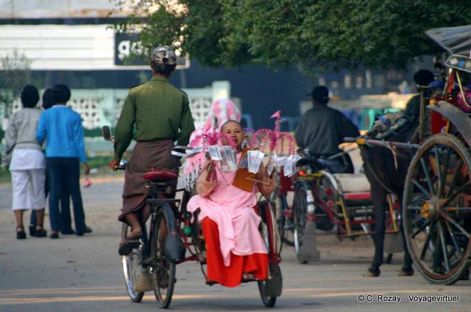Transport einer Nonne Angeboten Nyaung-U, Bagan - Myanmar (Birma)