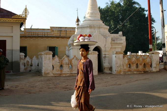 Burmese mit Apfelschale auf dem Kopf, Bagan - Myanmar (Birma)