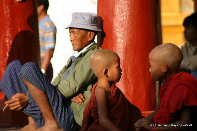 Face-to-Face-Novizen, Shwezigon Temple Bagan - Myanmar (Birma)