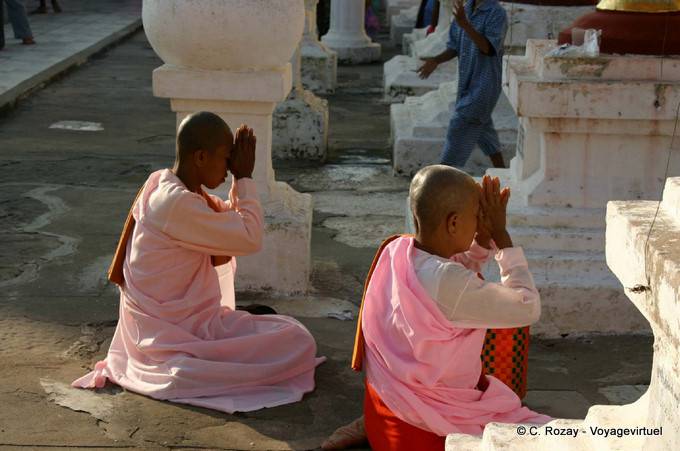Beten Nonnen Shwezigon Pagode in Bagan - Myanmar (Birma)