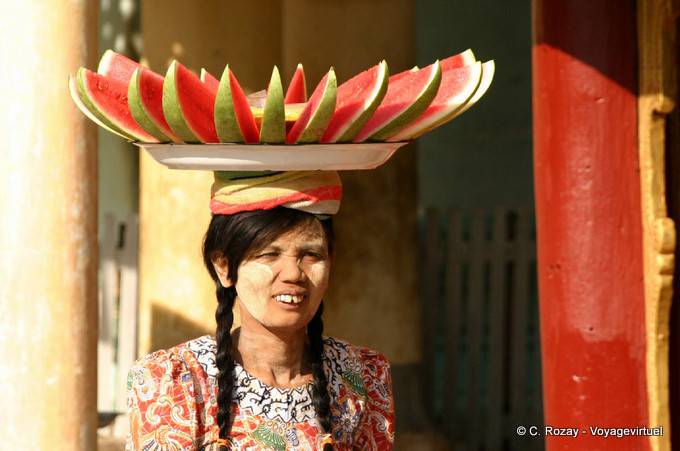Wassermelone auf dem Kopf, Nyaung U, Bagan - Myanmar (Birma)