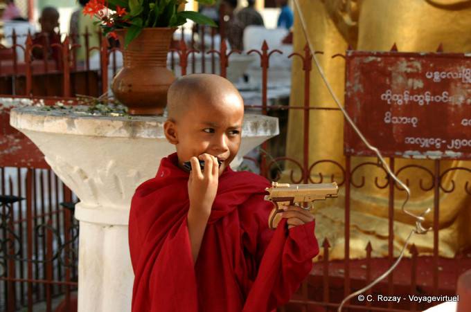Der kleine Mönch mit einer Pistole, Shwe Zi Gon, Bagan - Myanmar (Birma)