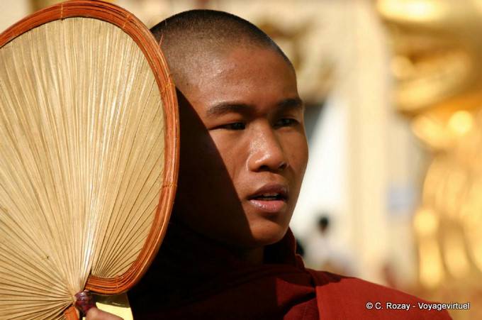 Porträt eines Mönches mit einem Ventilator, Shwezigon, Bagan - Myanmar (Birma)