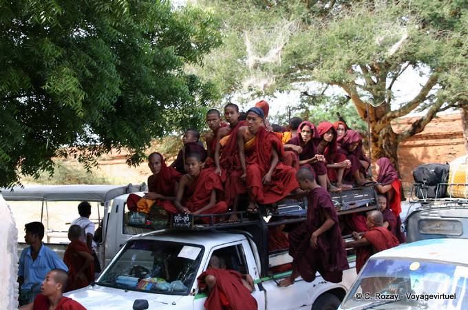 Taxi mit Mönchen Bagan gefüllt - Myanmar (Birma)