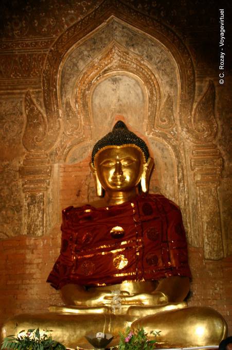 Eine Buddha-Statue im Dhammayazika Pagode in Bagan - Myanmar (Birma)