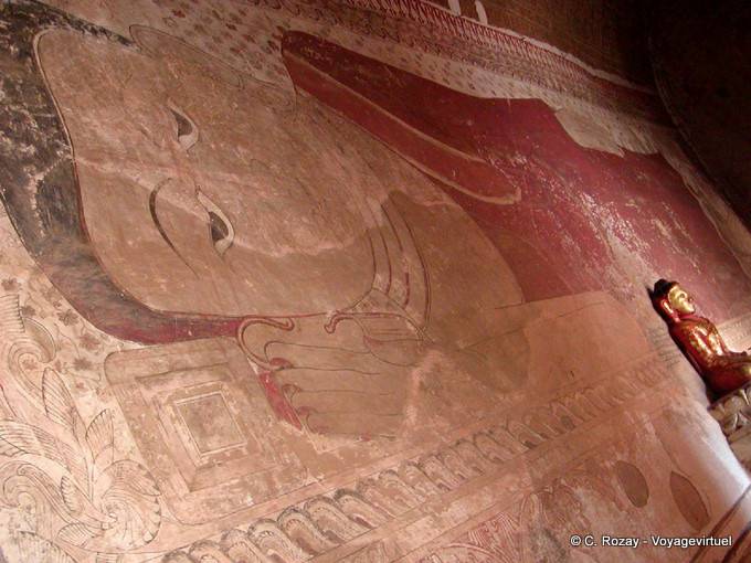 Großes Wandbild von Buddha, der auf einer Wand im Tempel von Sulamani, Bagan - Myanmar (Birma)