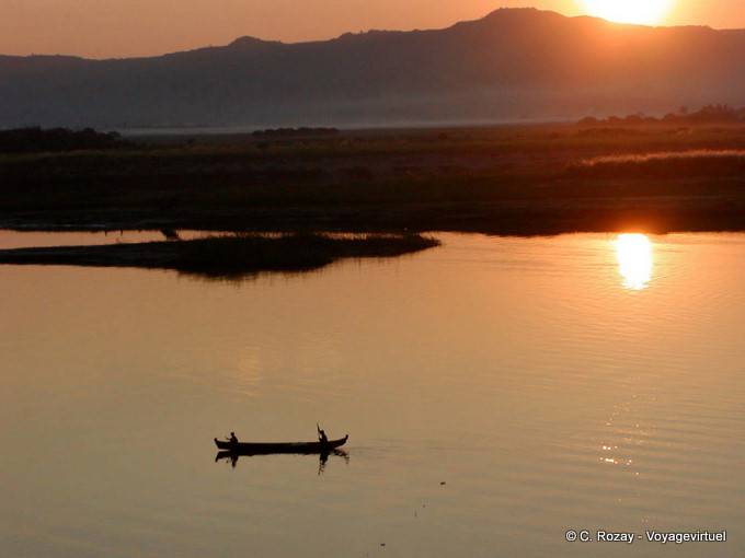 Reflexion des Sonnenuntergangs auf dem Irrawaddy, Bagan - Myanmar (Birma)