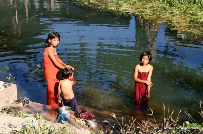 Jugend in der Toilette, Nyaung Shwe, Inle-See - Myanmar (Birma)
