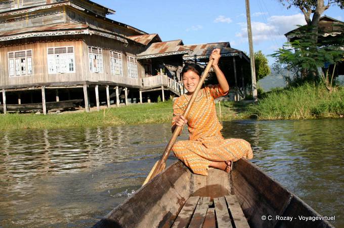 Junge birmanischen traditionellen Kanu paddeln, Inle-See - Myanmar (Birma)