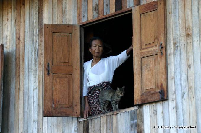 Die Frau mit der Katze am Fenster, Inle-See - Myanmar (Birma)