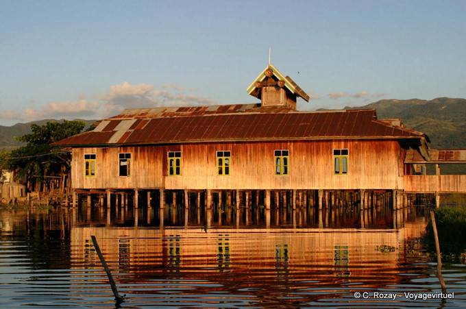 Sonnenuntergang Farben in einem Haus auf Stelzen, Inle-See - Myanmar (Birma)