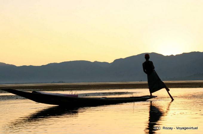 Die Intha Fischer sculling mit einem Ruder herum, die ihre Bein windet, Inle-See - Myanmar (Birma)