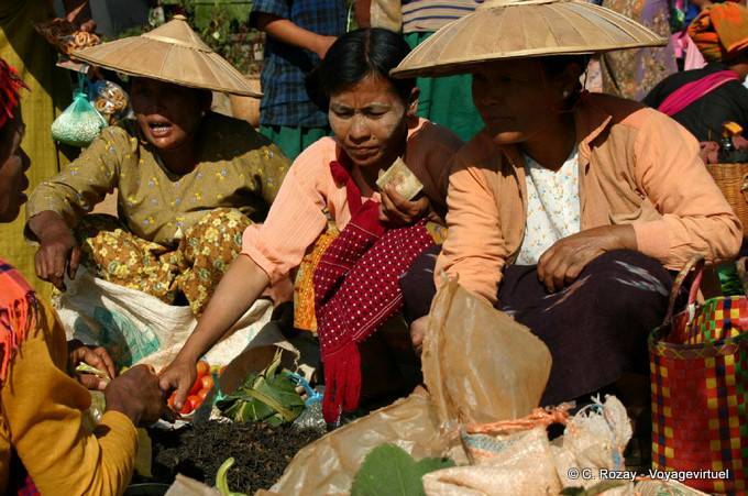 Diskussion auf der Markt Yaeo Ma, Inle-See - Myanmar (Birma)