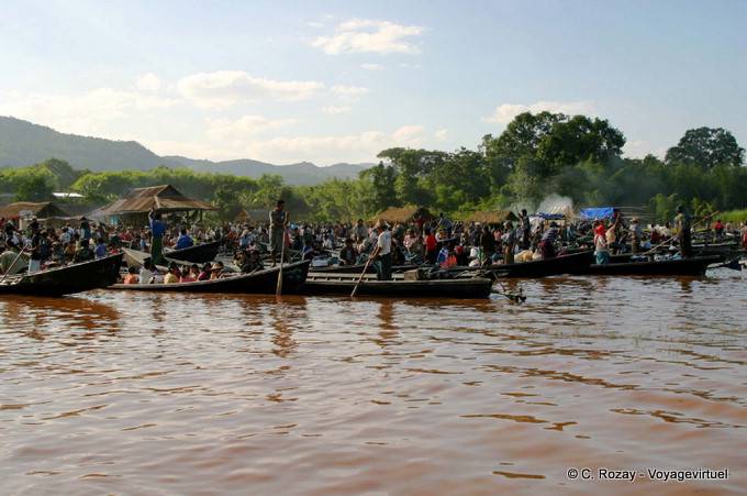 Der Start des Marktes, die Menschenmassen auf dem Ufer von See Inle - Myanmar (Birma)