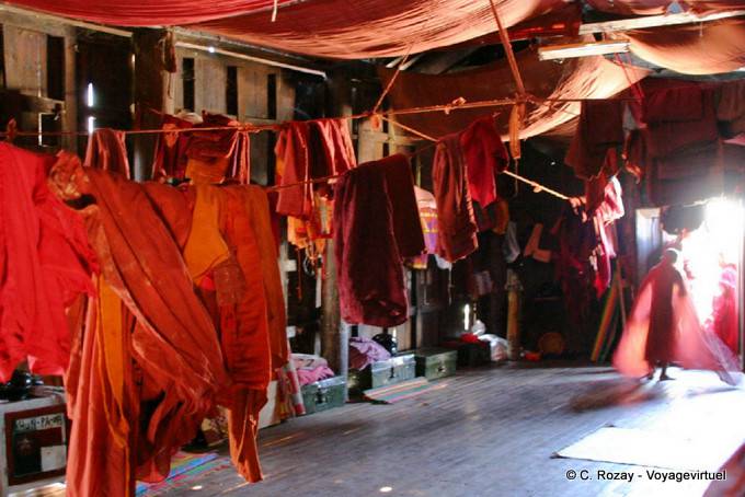 Im Zimmer der Mönche von Shwe Yan Pyay Kloster, Inle-See - Myanmar (Birma)