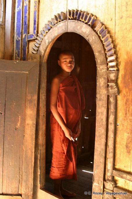 Junger Mönch in der Tür, Shwe Yan Pyay Kloster, Inle-See - Myanmar (Birma)
