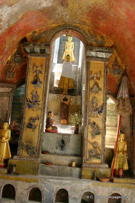 Nats und Buddhas auf einer Treppe, Shwe Yan Pyay Kloster, Inle-See - Myanmar (Birma)