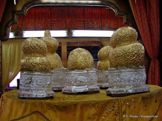 Fünf kleine Statuen von Buddha, Daw U Pagode Phaung Kyaung, Inle-See - Myanmar (Birma)