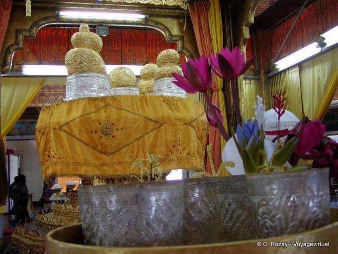 Formlose Buddha, in Blattgold von den Gläubigen, Phaung Daw Oo Pagode, Inle-See bedeckt - Myanmar (Birma)