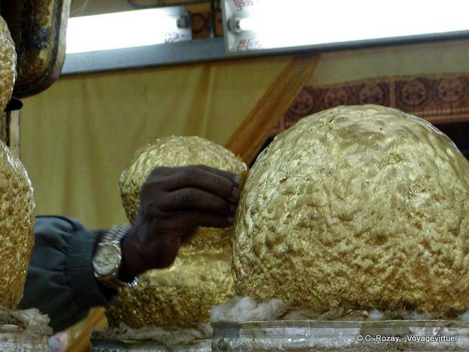 Hinzufügen von Gold auf einem berichteten Buddhas der malaiischen Halbinsel im zwölften Jahrhundert von König Alaungsithu, Phaung Daw Oo Pagode, Inle-See - Myanmar (Birma)