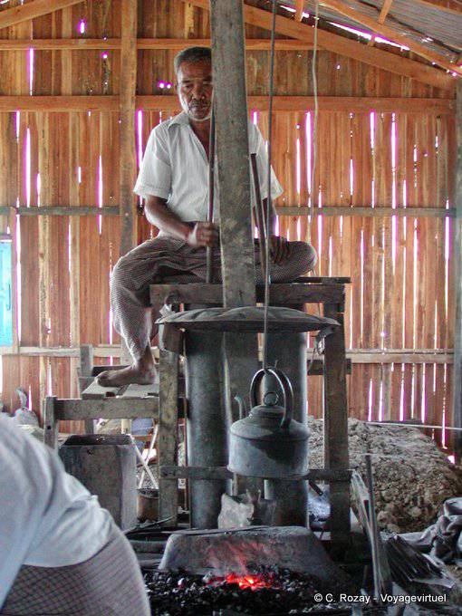 Der Schmiedemeister, Inle-See - Myanmar (Birma)