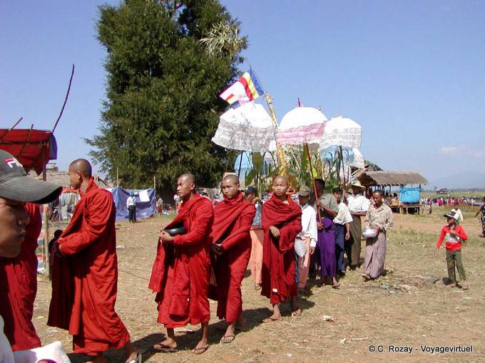 Prozession der Mönche in roten, Taung To, Inle-See - Myanmar (Birma)